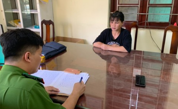  Mâu thuẫn cuộc sống, vợ chém chồng nhiều nhát lúc đang ngủ: Do mâu thuẫn, tối 27/7/2022, nhân lúc anh Nguyễn Văn Tú (SN 1975, trú thôn Đồng Tâm, xã Tuấn Đạo, huyện Sơn Động, Bắc Giang) đang ngủ, vợ là Phùn Thị Moi (SN 1978) đã dùng dao quắm cắt cổ và chém nhiều nhát lên người khiến nạn nhân bị thương nặng.