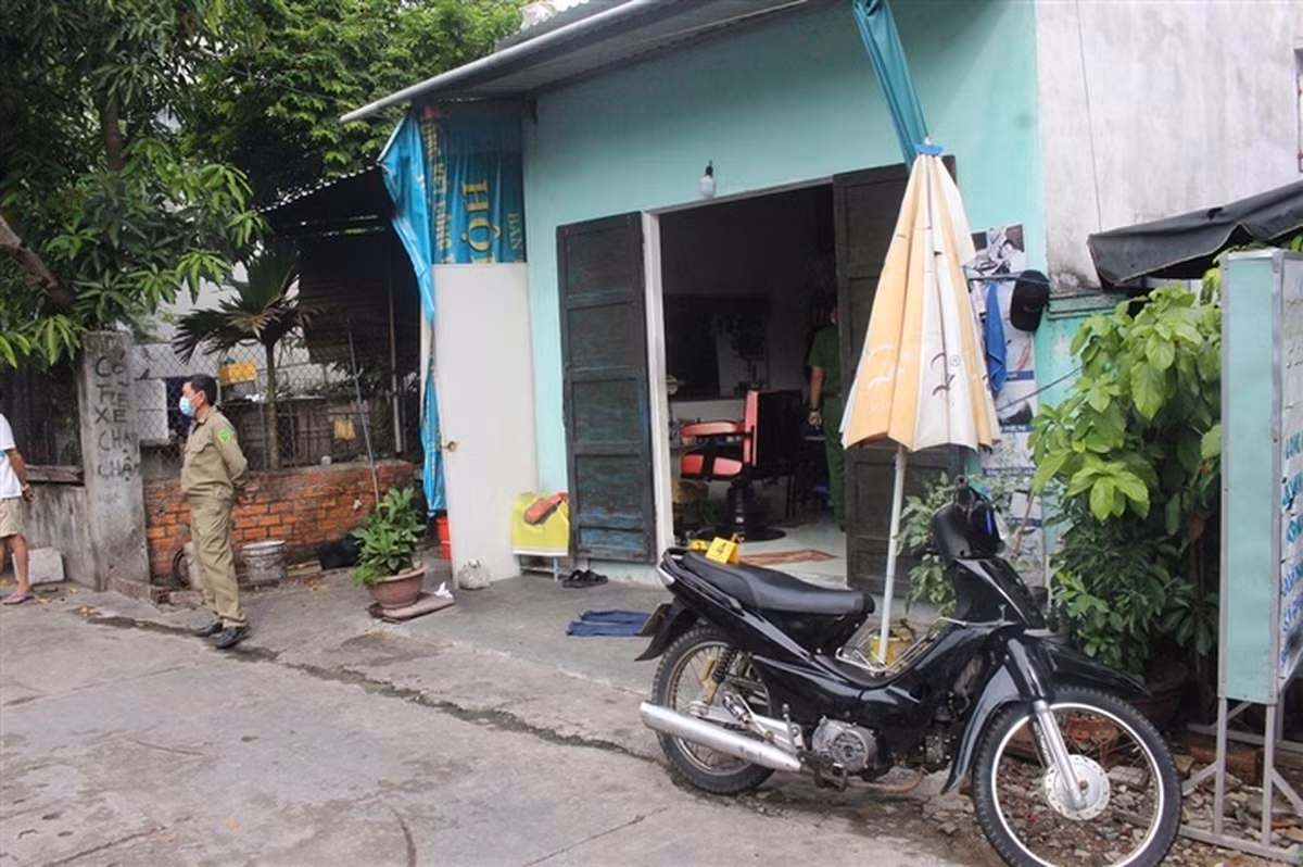  Cãi nhau, vợ ném kéo khiến chồng thiệt mạng: Ngày 6/7/2021, trong lúc cãi nhau, bà Võ Thị Phương (46 tuổi, trú TP Tam Kỳ, Quảng Nam) bất ngờ cầm cây kéo ném trúng vào ngực ông Đào Ngọc Đ. (48 tuổi, chồng bà Phương) khiến nạn nhân tử vong.