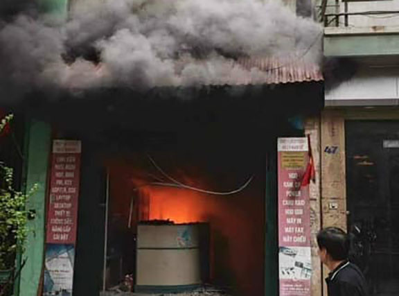 Ha Noi: Lai chay cua hang sua chua do dien tu tren pho Ly Nam De