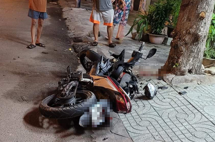 Ha Noi: Xe may lao vao goc cay khien 2 nam thanh nien tu vong