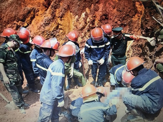  Sập công trình xây dựng chết 4 người ở Phú Thọ: Sáng 1/9 tại Trung tâm Kỹ thuật tổng hợp – Hướng nghiệp tỉnh Phú Thọ (phường Gia Cẩm, TP Việt Trì), 4 công nhân đã gặp nạn khi đang sửa cống móng dưới chân vỉa taluy cao hơn 4m đổ sập vui lấp. Mặc dù được lực lượng chức năng, cả Công an và quân đội, sử dụng máy móc và nhân lực khẩn trương đào bới, cứu hộ và đưa đến bệnh viện cấp cứu, nhưng 4 công nhân này không qua khỏi.