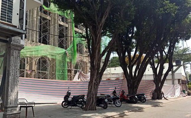  Sập giàn giáo công trình, 4 người thương vong: Sáng 8/1/2022, khi các công nhân đang thi công sửa chữa và xây mới công trình xây dựng nhà hàng Kim Dung (phường Bình Thọ, thành phố Thủ Đức, TP HCM) thì giàn giáo bất ngờ đổ sập. Lúc này trên giàn giáo có 4 công nhân đã bị rơi xuống đất. Nghe tiếng động mạnh, các công nhân khác chạy đến kiểm tra thì phát hiện 2 người đã tử vong, 2 người bị thương nên nhanh chóng đưa đi bệnh viện cấp cứu. Danh tính hai nạn nhân tử vong được xác định là D.H.H (38 tuổi, quê Kiên Giang) và H.T.G (42 tuổi, thành phố Thủ Đức).