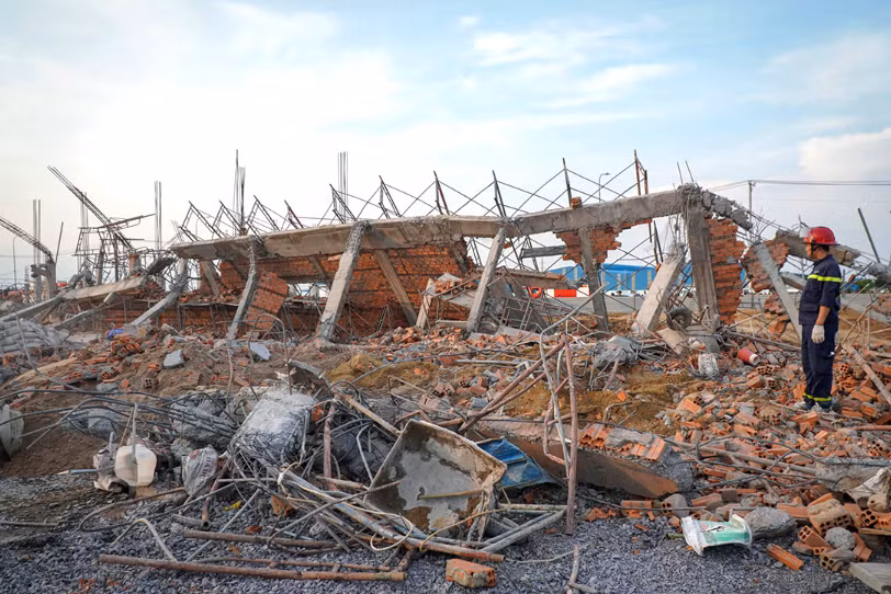  Giám đốc công ty thi công làm sập tường bị khởi tố: Ngày 25/5/2022, ông Hà Huy Hải, 56 tuổi, Giám đốc Công ty Hà Hải Nga bị Công an Đồng Nai khởi tố, bắt tạm giam để điều tra hành vi Vi phạm quy định về an toàn lao động, vệ sinh lao động, về an toàn ở những nơi đông người. Trước đó, chiều 14/5, khoảng 55 công nhân đang thi công, bất ngờ bức tường nhà xưởng cao 8 m, dài 109 m bị đổ sập khiến 10 người chết 15 người bị thương. Công ty Hà Hải Nga do ông Hải làm chủ được Công ty cổ phần AV Healthcare (vốn đầu tư Hàn Quốc) ký hợp đồng thuê xây dựng hơn 5.700 m2 nhà máy để sản xuất băng vệ sinh, tã lót, bình sữa... Tổng giá trị hợp đồng là 11,5 tỷ đồng, dự kiến tháng 9 hoàn thành. 