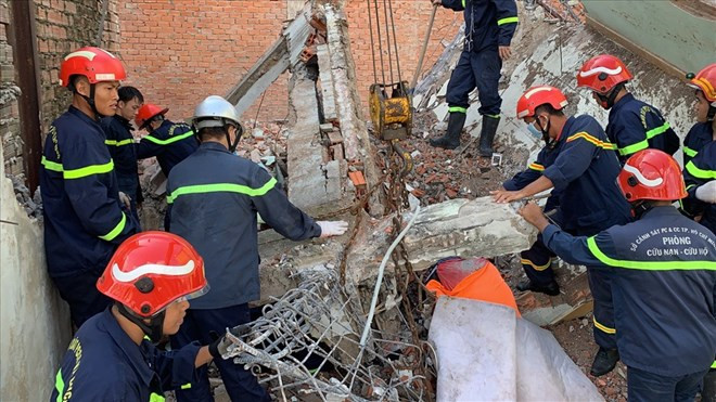  Sập tường công trình ở TP HCM, 2 người thương vong: Sáng 26/6/2022, tại một công trình trên đường Đặng Nguyên Cẩn, phường 14, quận 6, TP HCM nhóm công nhân 5 người đang thực hiện tháo dỡ nhà dân thì bất ngờ một bức tường đổ sập. Nhóm công nhân hoảng loạn, bỏ chạy nhưng có 2 người không kịp thoát ra nên bị bức tường đổ xuống khiến 1 người tử vong và 1 công nhân khác bị đè gãy chân.