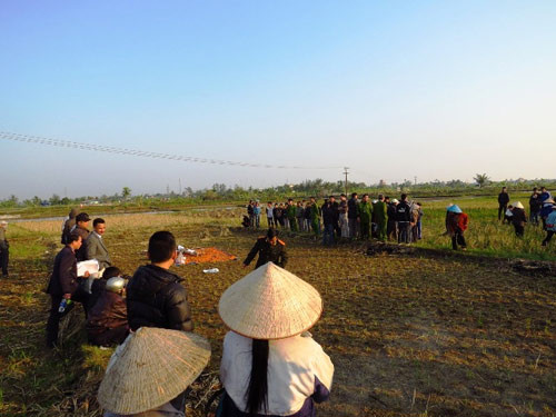 Theo hồ sơ vụ án, chiều 6/1/2015, một số người dân sinh sống tại xóm 14, xã Trung Môn (huyện Yên Sơn, Tuyên Quang) đi làm đồng thì loáng thoáng phát hiện phía xa có vật với hình thù kì lạ. Khi lại gần, những người có mặt thất kinh khi nhận ra đó là thi thể một phụ nữ với rất nhiều thương tích trên cơ thể. (Ảnh minh họa, nguồn Internet)