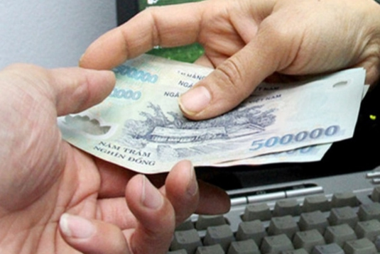 Từ những sự trùng hợp đó, ngày 7/1, cơ quan điều tra đã triệu tập Trần Thị Thủy và L.T.T để đấu tranh. Trước những chứng cứ không thể chối cãi, 2 đối tượng đã phải cúi đầu thừa nhận hành vi phạm tội. Thủy khai nhận, tháng 9/2014 có vay chị Bích 8 triệu đồng với lãi suất tháng đầu là 750 ngàn đồng, các tháng sau là 800 ngàn đồng/ tháng. Sau 3 tháng, do gia đình có việc, chị Bích đã thông báo cho Thủy lo liệu để trả tiền gốc. (Ảnh minh họa, nguồn Internet)