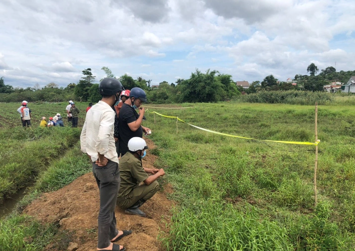 Thông qua kết quả khám nghiệm hiện trường, khám nghiệm tử thi, bước đầu cơ quan điều tra nhận định, nạn nhân bị hung thủ sát hại vào tối ngày hôm trước bởi những vật tày cứng. Danh tính nạn nhân nhanh chóng được làm rõ là chị Nguyễn Thị Bích (49 tuổi, trú tại tổ 8, phường Minh Xuân, thành phố Tuyên Quang). Theo một nhân chứng, tối 5/1 có nhìn thấy chị Bích đi cùng một phụ nữ trên chiếc xe đạp về phía khu vực cánh đồng nơi xảy ra vụ án. .(Ảnh minh họa, nguồn Internet)