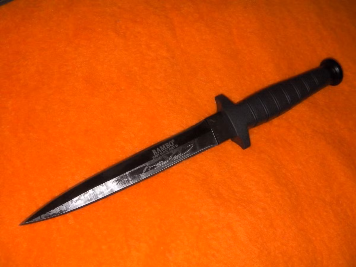 Vì muốn quỵt nợ, Thủy đã nảy sinh ý định giết người. 18h ngày 5/1, Thủy bàn với con trai là L.T.T về kế hoạch. Nghe lời mẹ, T. xuống bếp lấy 1 con dao nhọn cho vào túi áo khoác. Thủy đưa cho con trai đôi găng tay. Chị ta cũng mang 1 chiếc găng tay và 1 chiếc bu lông kim loại dài hơn 30cm. Khi dụ được nạn nhân tới cánh đồng vắng, mẹ con Thủy đã xuống tay gây án một cách không ghê tay. Sau khi gây án, T. ném dao về phía Ngòi Là, cởi găng tay, khẩu trang và áo khoác mặc ngoài vứt lại hiện trường. (Ảnh minh họa, nguồn Internet)