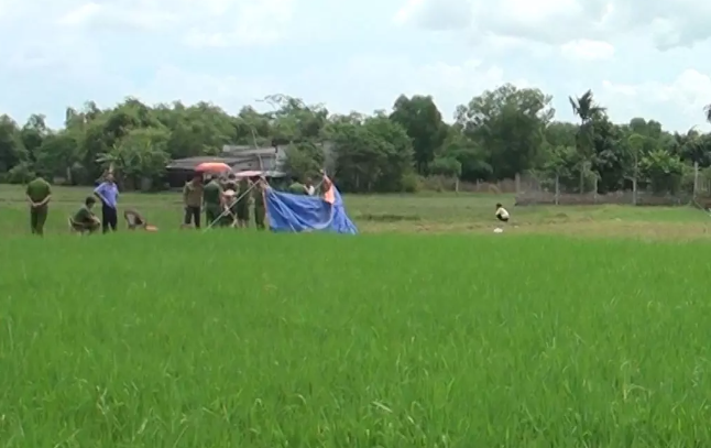 Tiếp nhận tin báo, Công an huyện Yên Sơn phối hợp cùng nhiều phòng ban nghiệp vụ Công an tỉnh Tuyên Quang khẩn trương vào cuộc để điều tra, làm rõ. Tại hiện trường, nạn nhân là một phụ nữ trung niên. Cách nơi phát hiện thi thể không xa, lực lượng chức năng thu giữ được những găng tay dính máu cùng một chiếc áo phao xanh (loại đồng phục học sinh).(Ảnh minh họa, nguồn Internet)