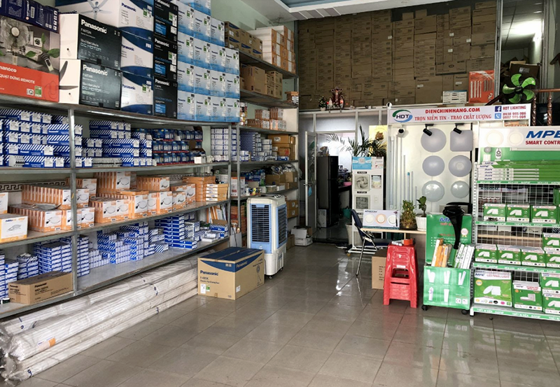 Thủy làm nghề bán hàng thuê cho một cửa hàng điện nước gần nhà. Khi các điều tra viên tìm tới nơi Thủy làm việc, họ đặc biệt chú ý tới những chiếc găng tay đang bày bán rất giống với tang vật thu giữ được tại hiện trường. Về chiếc áo phao (loại đồng phục học sinh), nhiều người cho biết, khá giống áo của L.T.T (con trai Thủy) thường mặc. (Ảnh minh họa, nguồn Internet) 