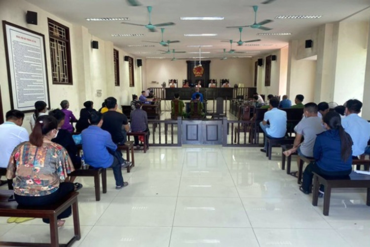  Mâu thuẫn với vợ, người đàn ông dùng dao cứa cổ 2 con nhỏ rồi tự sát bất thành: Cuối tháng 2/2023, TAND tỉnh Thái Bình đã tuyên phạt bị cáo Nguyễn Văn Mạnh (SN 1987) 8 năm tù về tội Giết người. Trước đó, ngày 21/1/2022, tại nơi thuê trọ, do bức xúc vì nghĩ vợ coi thường mình và do áp lực cuộc sống, vay mượn tiền của nhiều người để làm nhà và đầu tư cho công việc làm bánh mỳ, nhưng việc kinh doanh không thuận lợi, nên Mạnh đã dùng dao sát hại 2 con mình dẫn đến bị thương nặng rồi tự sát bất thành.