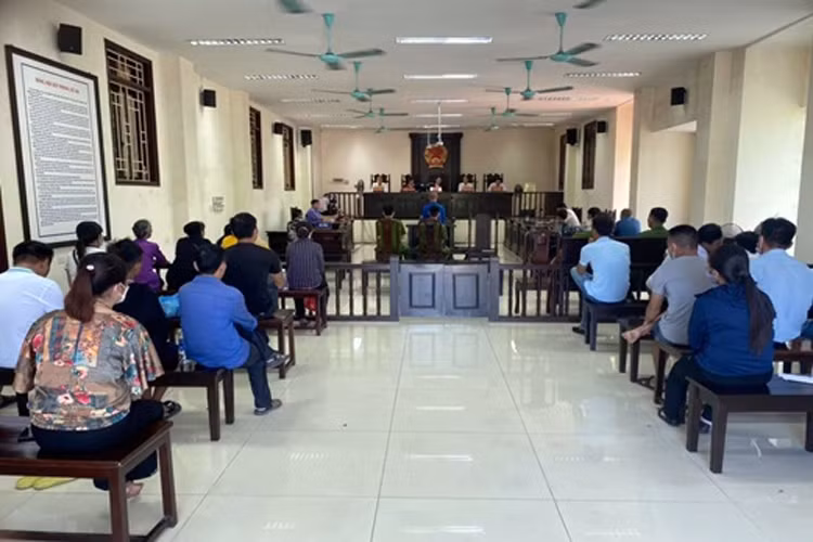  Mâu thuẫn với vợ, người đàn ông dùng dao cứa cổ 2 con nhỏ rồi tự sát bất thành: Cuối tháng 2/2023, TAND tỉnh Thái Bình đã tuyên phạt bị cáo Nguyễn Văn Mạnh (SN 1987) 8 năm tù về tội Giết người. Trước đó, ngày 21/1/2022, tại nơi thuê trọ, do bức xúc vì nghĩ vợ coi thường mình và do áp lực cuộc sống, vay mượn tiền của nhiều người để làm nhà và đầu tư cho công việc làm bánh mỳ, nhưng việc kinh doanh không thuận lợi, nên Mạnh đã dùng dao sát hại 2 con mình dẫn đến bị thương nặng rồi tự sát bất thành.