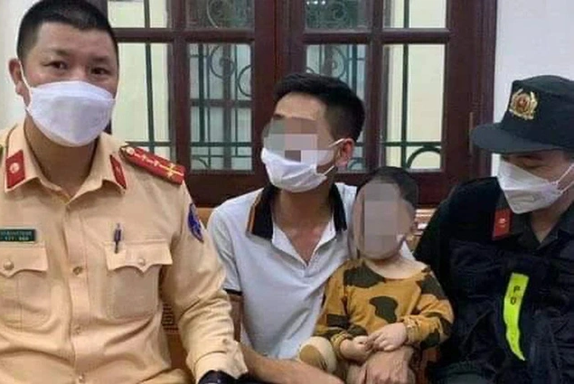  Mâu thuẫn với vợ cũ, người đàn ông bế con lên cầu doạ giết: Đêm 17/3/2022, xảy ra mâu thuẫn với vợ cũ, anh T.Q.L (SN 1986, trú TP Cẩm Phả, tỉnh Quảng Ninh) chở theo con trai lên cầu Bãi Cháy (Quảng Ninh) sau đó gọi video call cho vợ nói gặp mặt con lần cuối và định nhảy cầu tự tử. Nhận tin báo, tổ công tác thuộc đội CSGT số 2 đã có mặt khống chế, đưa anh L. và con trai về trụ sở an toàn. Theo công an, nguyên nhân được xác định do anh L. và chị T. mâu thuẫn với nhau sau khi ly hôn.