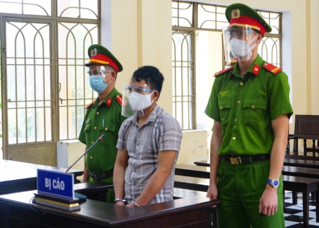  Mâu thuẫn với vợ rồi xuống tay đâm chết con: Ngày 14/12/2021, TAND tỉnh Quảng Nam mở phiên tòa sơ thẩm và tuyên phạt bị cáo Hồ Văn Dên (28 tuổi, trú xã Trà Cang, huyện Nam Trà My) mức án tù chung thân về tội “Giết người”. Trước đó, bực tức chuyện thường xuyên cãi vã với vợ là Hồ Thị Deo (22 tuổi), Dên cầm dao đâm chết con trai Hồ Triệu A. (3 tuổi) rồi tự sát, nhưng bất thành.