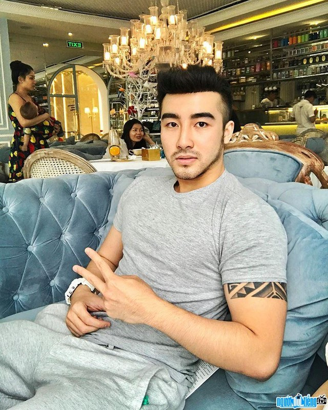  Triệt phá đường dây bán dâm hàng chục nghìn USD: Lục Triều Vỹ (29 tuổi, quê ở Đà Nẵng) làm "tú ông" vào tháng 7/2020. Đường dây này cũng chủ yếu môi giới mại dâm với gái bán dâm hoạt động trong giới showbiz. Trước khi trở thành "tú ông" điều hành đường dây mại dâm chục nghìn USD, Vỹ từng có thời gian làm quen với các hoạt động mại dâm ở một số thành phố lớn trên thế giới. Sau khi về nước, Vỹ tham gia vào làng giải trí, mục đích để tiếp cận các người mẫu, chân dài đưa vào đường dây để mua vui cho các đại gia. 