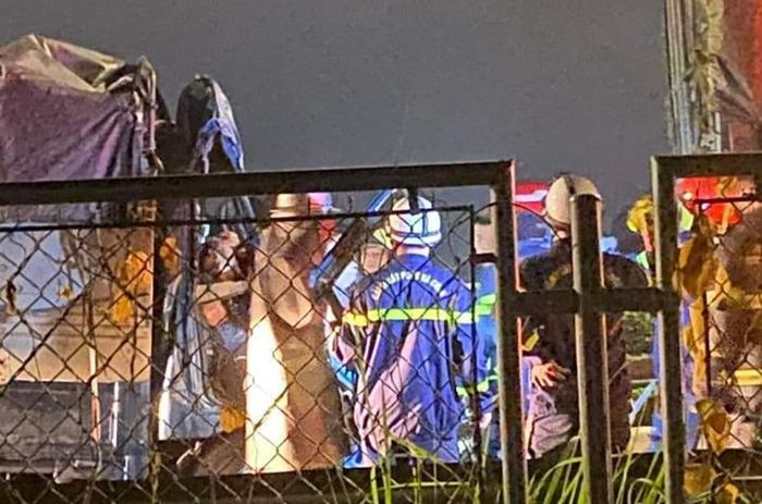 Ha Noi: Xe tai huc vao o to dau keo, 2 me con tu vong