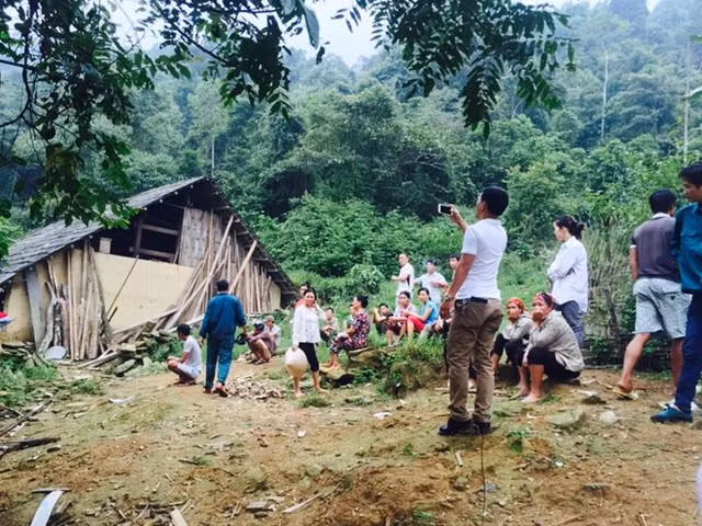 Tiếp nhận tin báo, Công an huyện Bát Xát phối hợp cùng nhiều phòng ban nghiệp vụ Công an tỉnh Lào Cai khẩn trương tiếp cận hiện trường. Mở rộng phạm vi tìm kiếm ngay trong đêm, cơ quan chức năng tiếp tục phát hiện ra thi thể của chị Tẩn Tả Mẩy bị dìm dưới ao nước trước nhà, còn thi thể 2 cháu Vân và Chi cũng bị dìm ở các vị trí khác nhau trong lòng khe suối gần đó. (Căn nhà nơi xảy ra vụ án) 