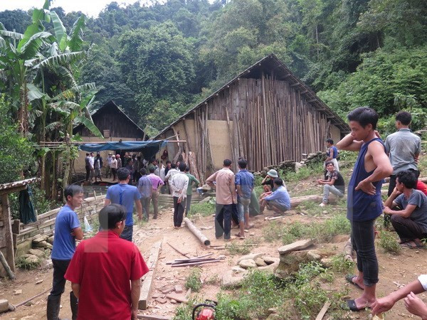 Thông qua kết quả khám nghiệm hiện trường, khám nghiệm tử thi, bước đầu cơ quan điều tra xác định, đây là vụ án giết người, cướp tài sản đặc biệt nghiêm trọng. Thủ đoạn gây án của hung thủ là vô cùng tàn độc, máu lạnh. Do địa bàn nơi xảy ra vụ thảm án là vùng sâu, vùng xa, các dấu vết tại hiện trường đều khá mơ hồ, không có nhân chứng, nên quá trình điều tra bước đầu của cơ quan công an gặp vô vàn khó khăn. (Ảnh TTXVN)