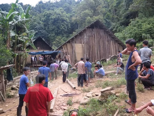 Thông qua kết quả khám nghiệm hiện trường, khám nghiệm tử thi, bước đầu cơ quan điều tra xác định, đây là vụ án giết người, cướp tài sản đặc biệt nghiêm trọng. Thủ đoạn gây án của hung thủ là vô cùng tàn độc, máu lạnh. Do địa bàn nơi xảy ra vụ thảm án là vùng sâu, vùng xa, các dấu vết tại hiện trường đều khá mơ hồ, không có nhân chứng, nên quá trình điều tra bước đầu của cơ quan công an gặp vô vàn khó khăn. (Ảnh TTXVN)