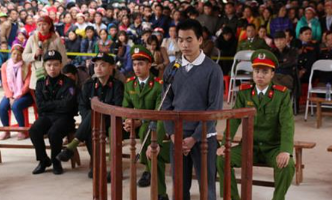 Sát hại các nạn nhân xong xuôi, Lở lục soát khắp nhà lấy được số tài sản trị giá gần 1,4 triệu đồng. Trước khi rời khỏi nhà, Lở còn dùng súng kíp trong nhà chị Mẩy đặt làm bẫy tại cửa bếp nhằm sát hại nốt những người còn lại. Tối cùng ngày, vì lo sợ Lở đã trốn lên ở hang đá trên rừng gần nhà cùng một khẩu súng kíp, một số đồ dùng cùng số tài sản cướp được. Với tội ác đã gây ra, ngày 25/12/2016 Tẩn Láo Lở đã bị Tòa án nhân dân tỉnh Lào Cai tuyên phạt mức án tử hình. 