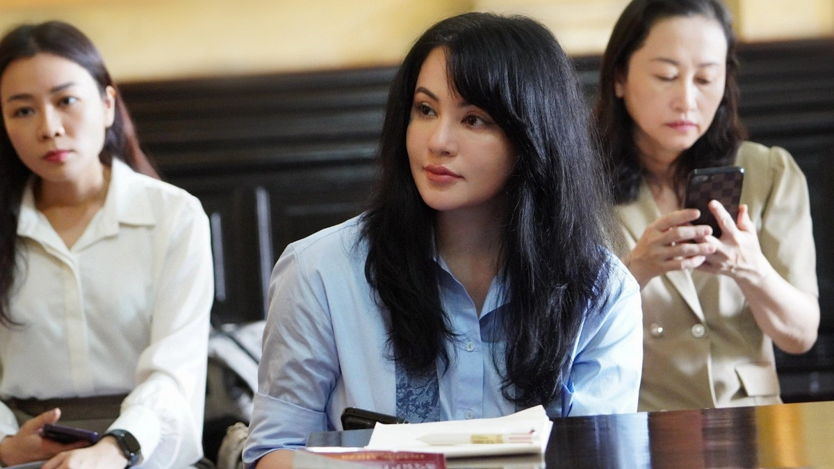 TAND TP HCM đã mở phiên tòa sơ thẩm, xét xử vụ “Tranh chấp quyền sở hữu tài sản và chia tài sản chung sau ly hôn” giữa ông Nguyễn Đức An (nguyên đơn, 61 tuổi, Việt kiều Mỹ) và bà Phạm Thị Ngọc Thúy (bị đơn, 43 tuổi, tức siêu mẫu Ngọc Thúy). Theo hồ sơ vụ kiện, năm 2006, ông Đức An kết hôn với bà Thúy tại Mỹ. Ông An mang quốc tịch Mỹ nên nhờ vợ đứng tên sở hữu 39 loại tài sản mà ông mua tại Việt Nam (gồm cổ phiếu, xe hơi, căn hộ, lô đất, biệt thự tại các dự án lớn ở TP HCM và Bình Thuận…)