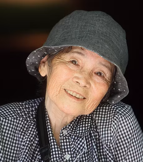 Nhân vật khác " nữ hoàng tự sướng" 88 tuổi là cụ bà người Nhật Kimiko Nishimoto. Cụ khiến nhiều người ngỡ ngàng khi nhận được lời mời trên từ hãng phần mềm Adobe (Mỹ). Dù tuổi cao nhưng cụ Nishimoto vẫn rất thành thạo trong việc sử dụng các phần mềm chỉnh sửa ảnh.