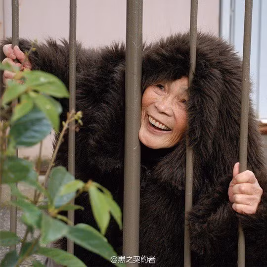 “Bà hoàng tự sướng” này mở triển lãm ảnh cá nhân đầu tiên ở Bảo tàng nghệ thuật TP Kumamoto ở tuổi 82. Trong tháng 7 năm ngoái, cụ Nishimoto xuất bản bộ sưu tập ảnh có tên “Bạn không đơn độc”. Tự nhận xét về mình với tờ Asahi, cụ Nishimoto nói rằng bản thân thật “tham lam”.