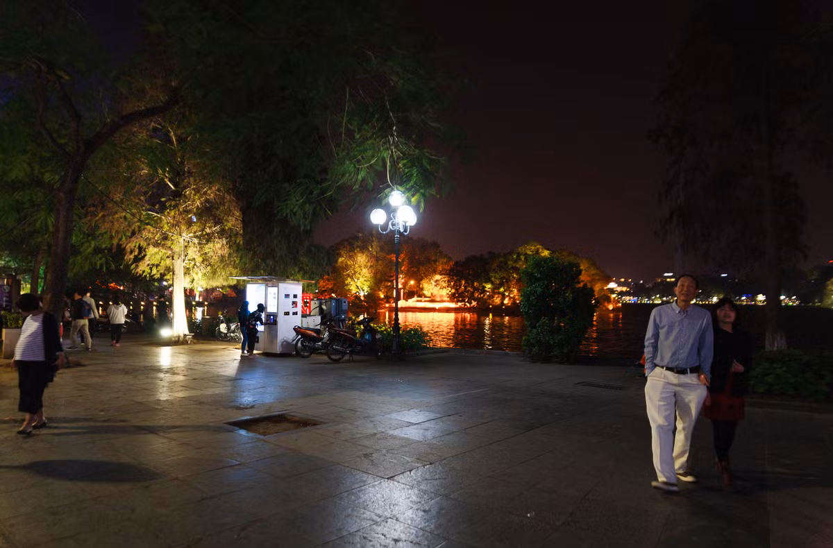 Trong ảnh là khu vực ven hồ Hoàn Kiếm, hướng về đài phun nước trung tâm - đây được xem là một trong những địa điểm ngắm pháo hoa đón giao thừa đẹp nhất, vào thời điểm 20h30 tối 30 Tết vẫn rất vắng vẻ.