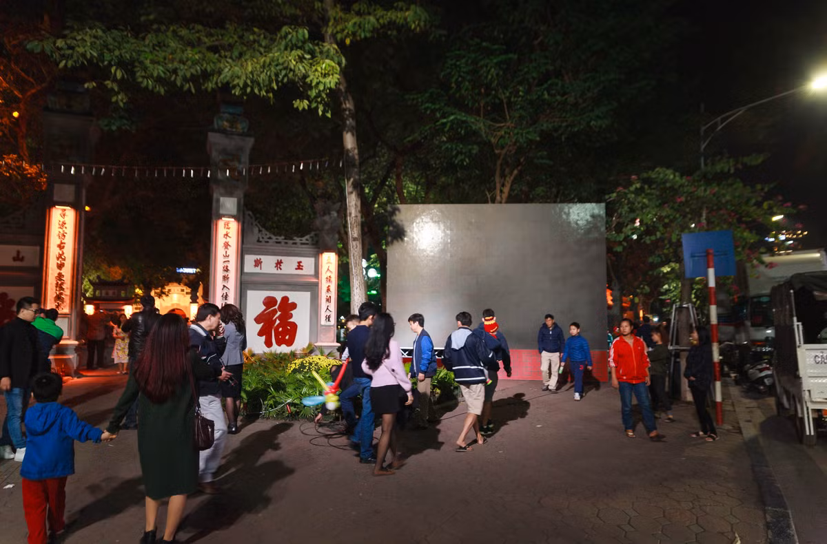 Đáng chú ý nhất là khu vực cổng đền Ngọc Sơn - Tháp Bút, nơi đặt một màn hình LED lớn để phát hình ảnh pháo hoa trong khoảnh khắc giao thừa. Thời điểm 20h tối, màn hình này vẫn chưa hoạt động và theo nhận xét của nhiều người qua lại thì nó được đặt ở một góc khá khuất.