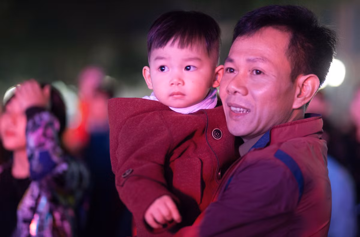 Trong thời khắc thiêng liêng khởi đầu một năm mới, người lớn, trẻ nhỏ đều vui mừng, phấn khích. Những ông bố, bà mẹ đón giao thừa bên con nhỏ và gia đình đã tạo ra nhiều khoảnh khắc rất ấm áp, ý nghĩa.