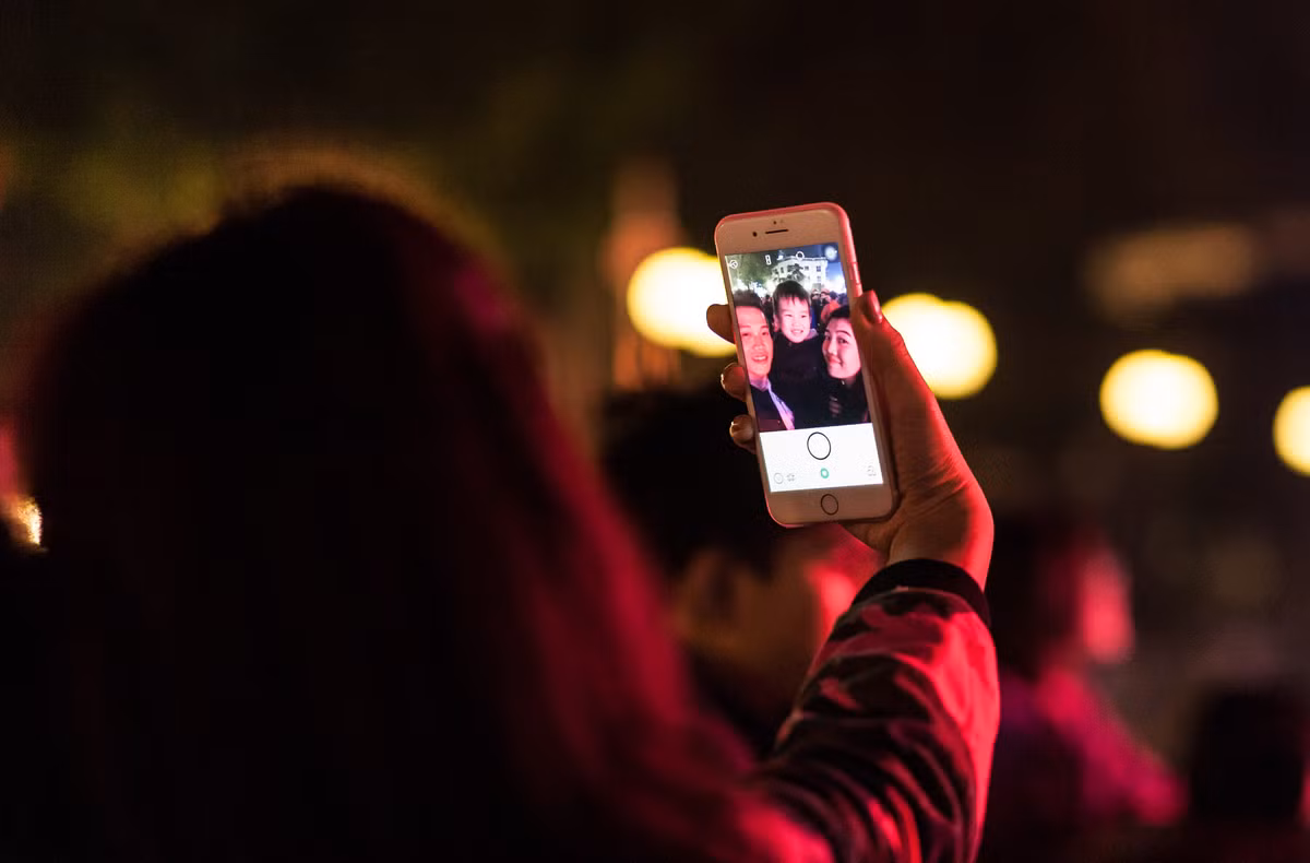 Giao thừa "Cả nhà mình cùng selfie!".