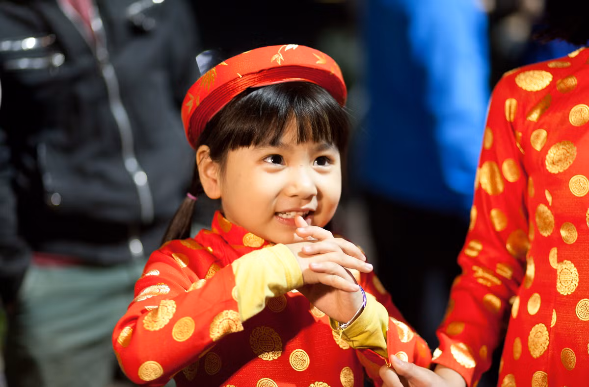 Bé gái tươi xinh, xúng xính áo dài đón năm mới.