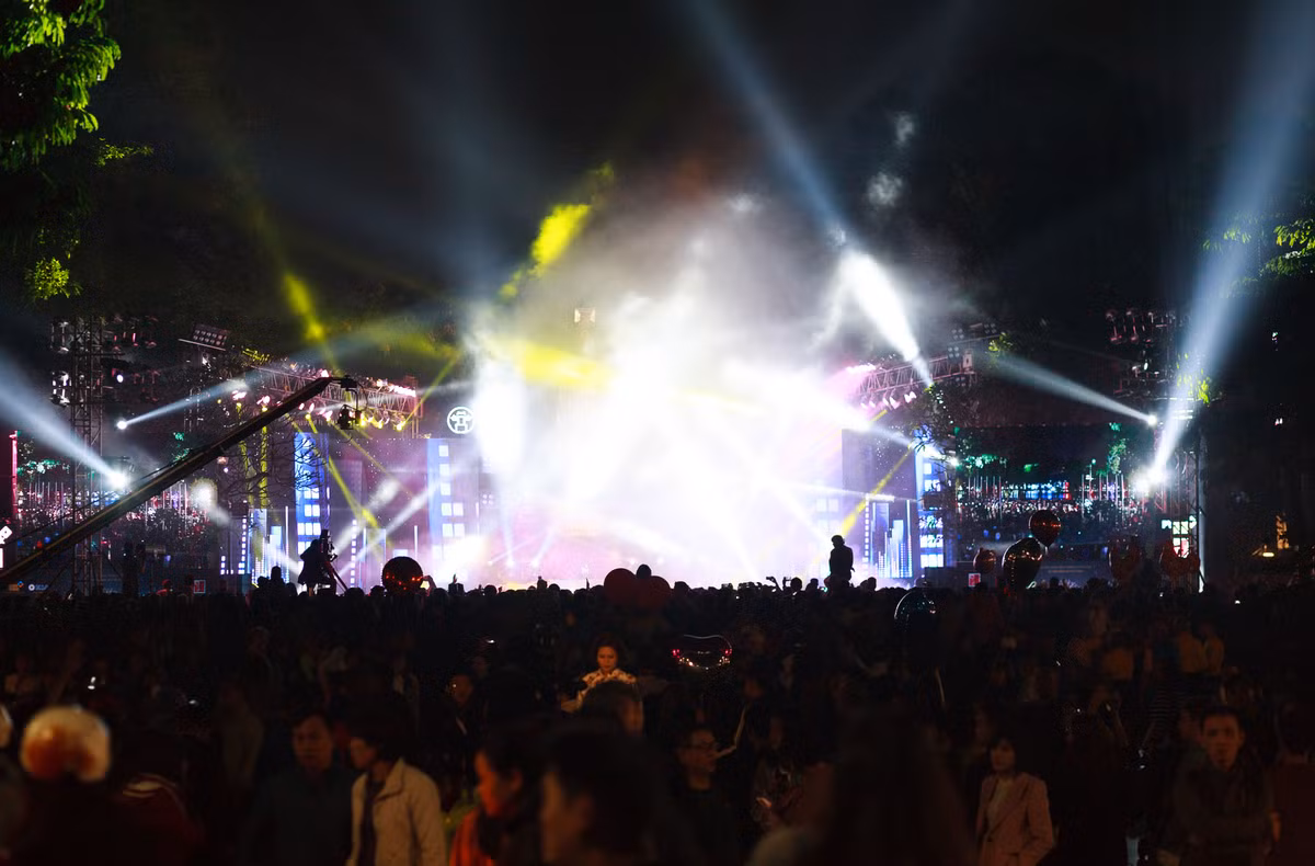 Năm nay TP Hà Nội không tổ chức bắn pháo hoa trong đêm giao thừa. Thay vào đó, quanh khu vực hồ Hoàn Kiếm và nhiều địa điểm khác, nhiều sân khấu, hoạt động trình diễn nghệ thuật, đếm ngược chào năm mới diễn ra để phục vụ người dân. Trong thời khắc giao thừa, chuyển sang năm mới Đinh Dậu 2017, những sân khấu lớn này bừng sáng với tiếng nhạc sôi động hòa cùng tiếng hô vang của hàng nghìn người.