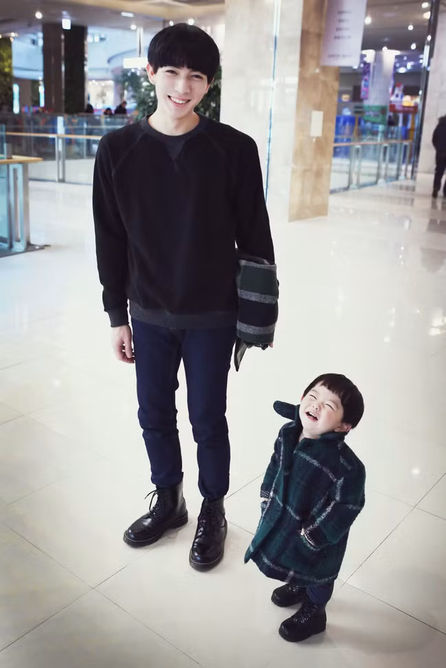 Vừa được ngắm trai đẹp, vừa được theo dõi cuộc sống của một hot boy "nhí" siêu cấp đáng yêu thì ai mà chẳng thích cơ chứ. Trang cá nhân của Kim In Woo hiện tại đã có hơn 80.000 lượt theo dõi rồi đó!