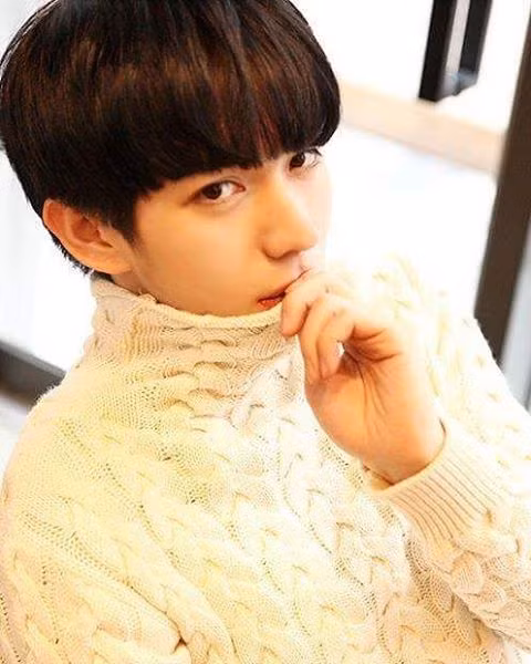 Nghề nghiệp là một người mẫu tự do, nên style ăn mặc của ông bố trẻ cũng khá tinh tế, In Woo và bé Yul Kongie luôn mặc quần áo "ton-sur-ton". Mới 3 tuổi thôi nhưng nhờ cử chỉ đáng yêu cùng gương mặt đẹp trai được thừa hưởng từ bố, tất cả đều cho rằng Yul Kongie chắc chắn sẽ là một mỹ nam trong tương lai.