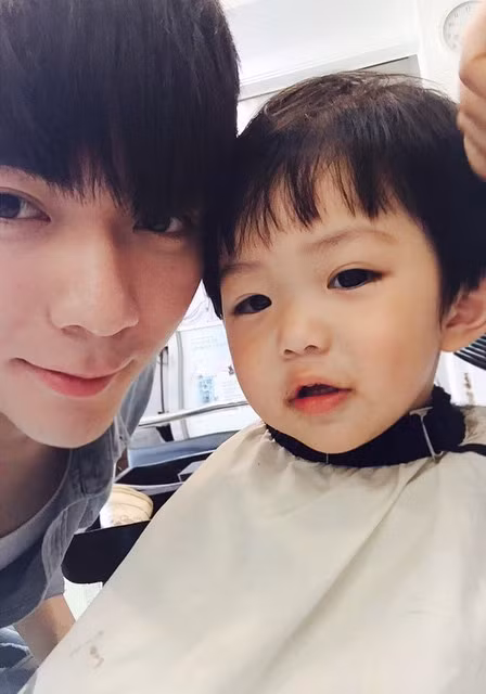 Cùng ngắm thêm những hình ảnh khác của cặp bố con nhìn chẳng khác nào anh em này nhé!