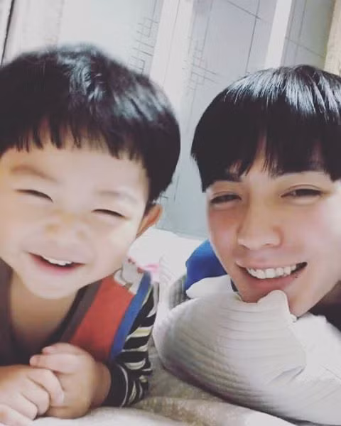 Ấn tượng đầu tiên của bạn về cặp đôi bố con này là gì? Là quá đáng yêu đúng không. Được biết, trong ảnh là ông bố trẻ có tên Kim In Woo, 29 tuổi và cậu con trai Kim Yul, tên ở nhà là Yul Kongie, năm nay đã lên 3. Cả hai bố con hiện đang sống tại Bucheon, Gyeonggi, Hàn Quốc.