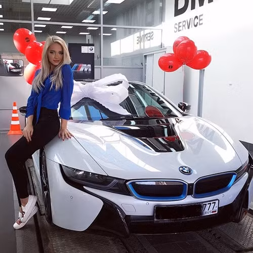 Tuy nhiên, điều khiến Mari Pashaeva trở thành tâm điểm gây tranh cãi chính là ngoại hình của người đẹp. Nhiều người cho rằng, Mari đã nhờ tới sự trợ giúp của "dao kéo" để có nhan sắc rực rỡ như hiện tại.