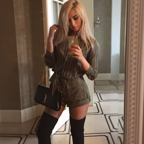 Mari còn được cư dân mạng xã hội biết tới với biệt danh Mariyan. Cô gây chú ý nhờ gương mặt xinh đẹp giống hệt búp bê barbie đặc biệt là mái tóc bạch kim óng ả và đôi môi mọng gợi cảm.