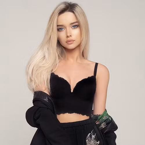 Gần đây, cư dân mạng đang xôn xao truy tìm thông tin về hot girl có vẻ ngoài giống hệt búp bê barbie. Hot girl này là Mari Pashaeva, 20 tuổi đến từ Makhachkala, Nga. Hiện cô là người mẫu bán chuyên tại xứ sở bạch dương.