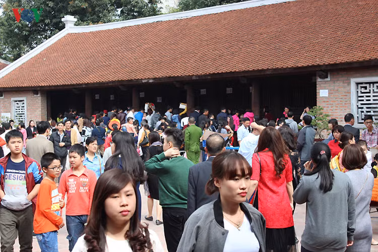 Rất đông người quây kín các bàn viết chữ với mong muốn xin được chữ như ý cho năm mới.