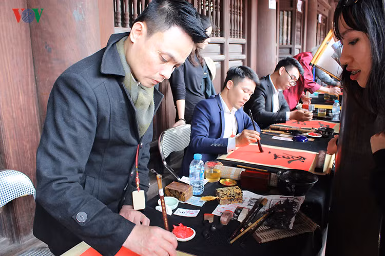 Các ông đồ trong Văn Miếu làm việc không ngơi nghỉ để đáp ứng nhu cầu của người xin chữ.