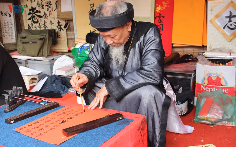 Ông đồ Nguyễn Mạnh Hùng (CLB Hương Nam) chia sẻ: Xin chữ đầu năm thể hiện ước vọng may mắn, tốt lành cho cả năm, là sự răn dạy con người sống đúng với ý nghĩa của mỗi chữ xin được.