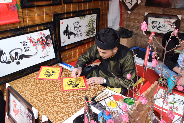 Phố ông đồ tại Hồ Văn còn có sự góp mặt của nhiều người trẻ. Theo Ban tổ chức, giới trẻ hiện nay được học rất bài bản, nhiều người còn tham gia dạy thư pháp.