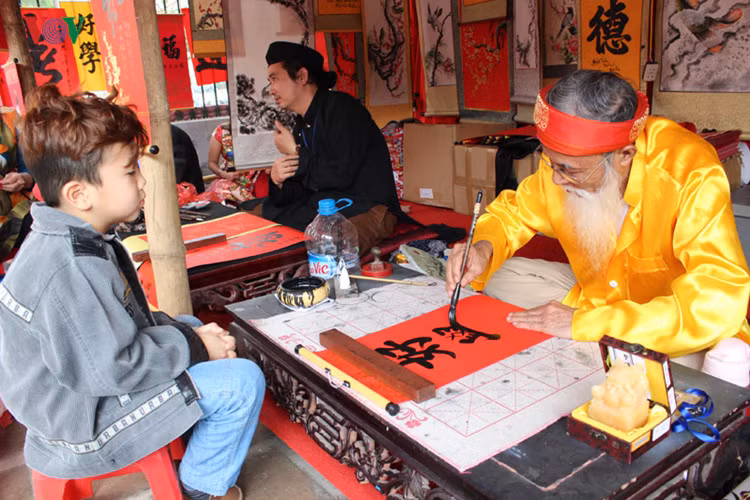 Ngoài ý nghĩa cầu may, chữ thư pháp còn là một tác phẩm nghệ thuật được các ông đồ dùng cái tâm, cái tài của mình tặng cho người xin chữ.