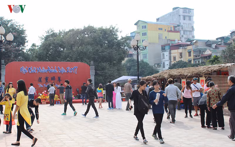 Khu vực Hồ Văn là nơi tập trung các ông đồ đến từ 13 câu lạc bộ Thư pháp và một số người hoạt động tự do. Họ đều là những người đã được tuyển lựa từ các cuộc sát hạch trước đó.