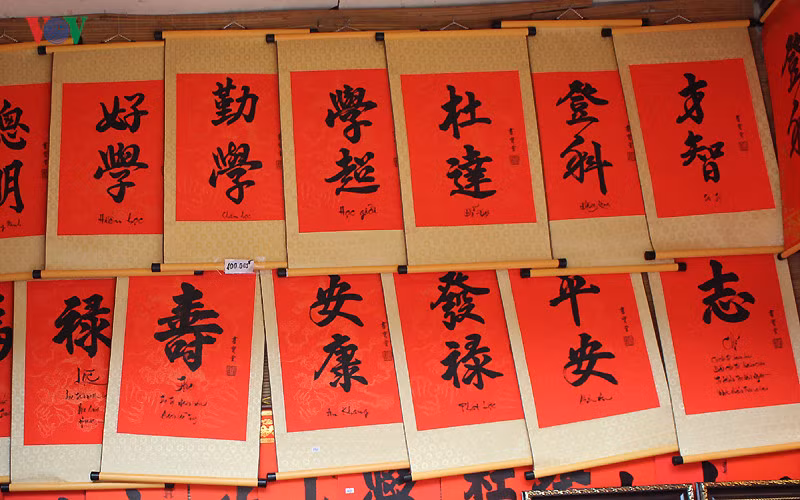 Vì lượng người xin chữ quá đông, không ít người chấp nhận mua chữ viết sẵn được bày bán với giá 100.000 đồng/tờ.