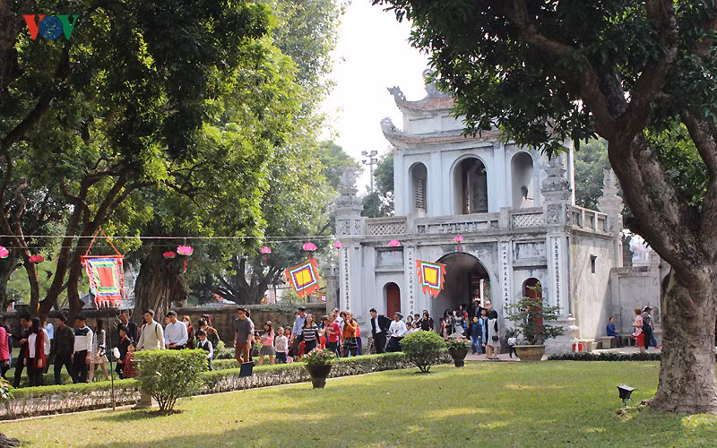 Những ngày đầu năm mới, hàng ngàn người đổ về Văn Miếu - Quốc Tử Giám để tham quan, thắp hương và xin chữ cầu may.