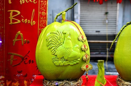 Dù có giá khá cao nhưng dừa in hình gà, Phúc - Lộc - Thọ, Quan âm Bồ tát... vẫn được thị trường Tết đón nhận tốt. Cụ thể, theo đại diện cơ sở dừa này thì giá khởi điểm của loại dừa lạ này là 790.000 đồng một trái và sẽ tăng theo từng thời điểm. Đặc biệt, từ sau ngày 21.1.2017 trở đi giá sẽ lên gần 1,2 triệu đồng một trái. Nếu các năm trước dừa chỉ được in chữ và thiết kế theo hình dáng hồ lô thì Tết Đinh Dậu năm nay xuất hiện một loại dừa với trái to, bóng và khắc họa thêm hình Song Kê (gà), Phúc - Lộc - Thọ, Quan âm Bồ tát…