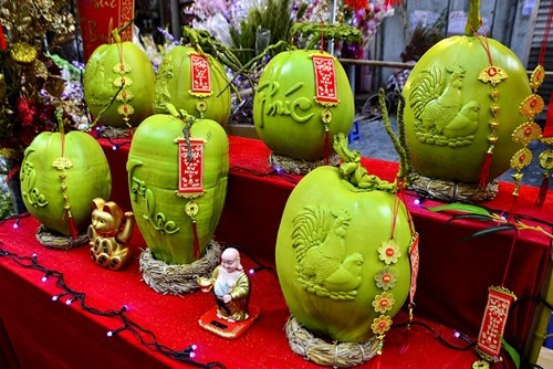 Theo chủ cơ sở dừa Phát Tài (Gò Vấp, TP.HCM), để tạo hình trái dừa độc đáo có hình gà, Quan âm Bồ tát, Phúc - Lộc - Thọ…, phải làm ra được những chiếc khuôn chuẩn để ép vào trái dừa trong một thời gian nhất định. Đến khi thu hoạch, muốn trái dừa đẹp mắt và có màu hấp dẫn, các thợ làm sẽ phủ lên một lớp sơn nhũ. Chính vì sản xuất công phu và lựa chọn trái kỹ càng nên giá sản phẩm khá cao. Đây cũng là mức giá cao nhất từ trước đến nay so với các loại dừa khác. Mỗi trái dừa này cần cao trên 20cm, chu vi trên 60cm, cuống dài tối thiểu 10cm, da láng bóng. Giống dừa này có trọng lượng lớn gấp đôi những trái dừa xiêm xanh thông thường. Vì sử dụng trái dừa già nên thời gian bảo quản được lâu, từ 60 đến 90 ngày. (Ảnh: Tiền Phong)